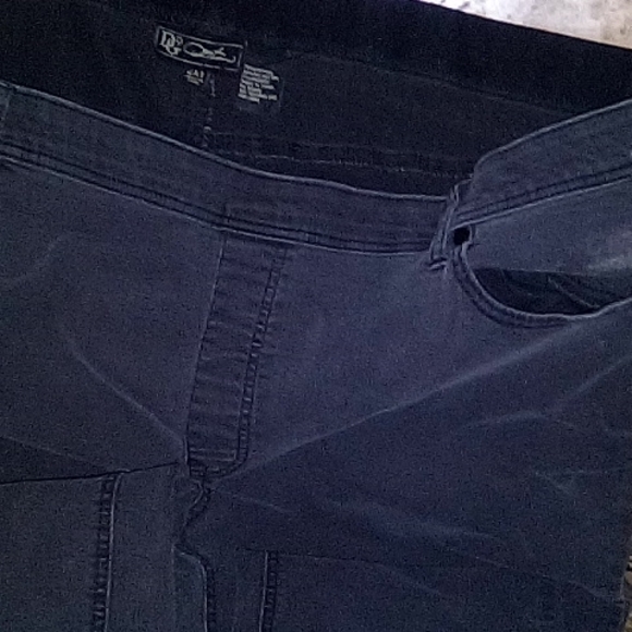 Woman DG2 - Picture 3 of 3